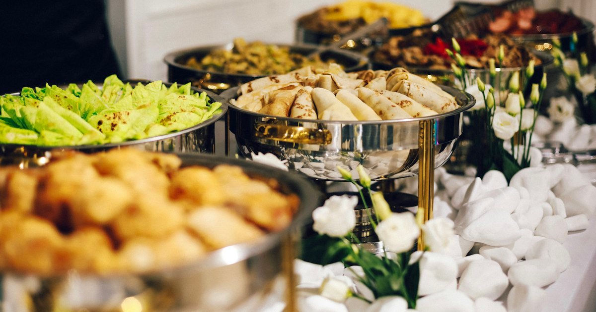 Mesa de buffet con variedad de platillos lista para un evento