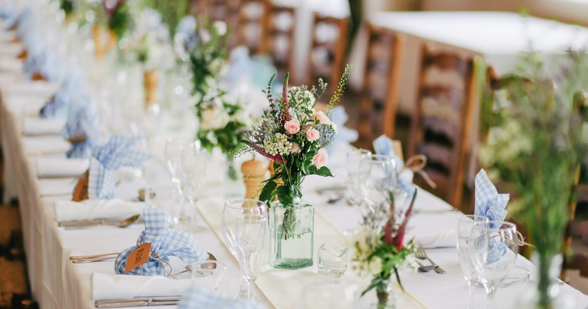 Mesa de banquete elegante con centro floral y montaje formal para una fiesta