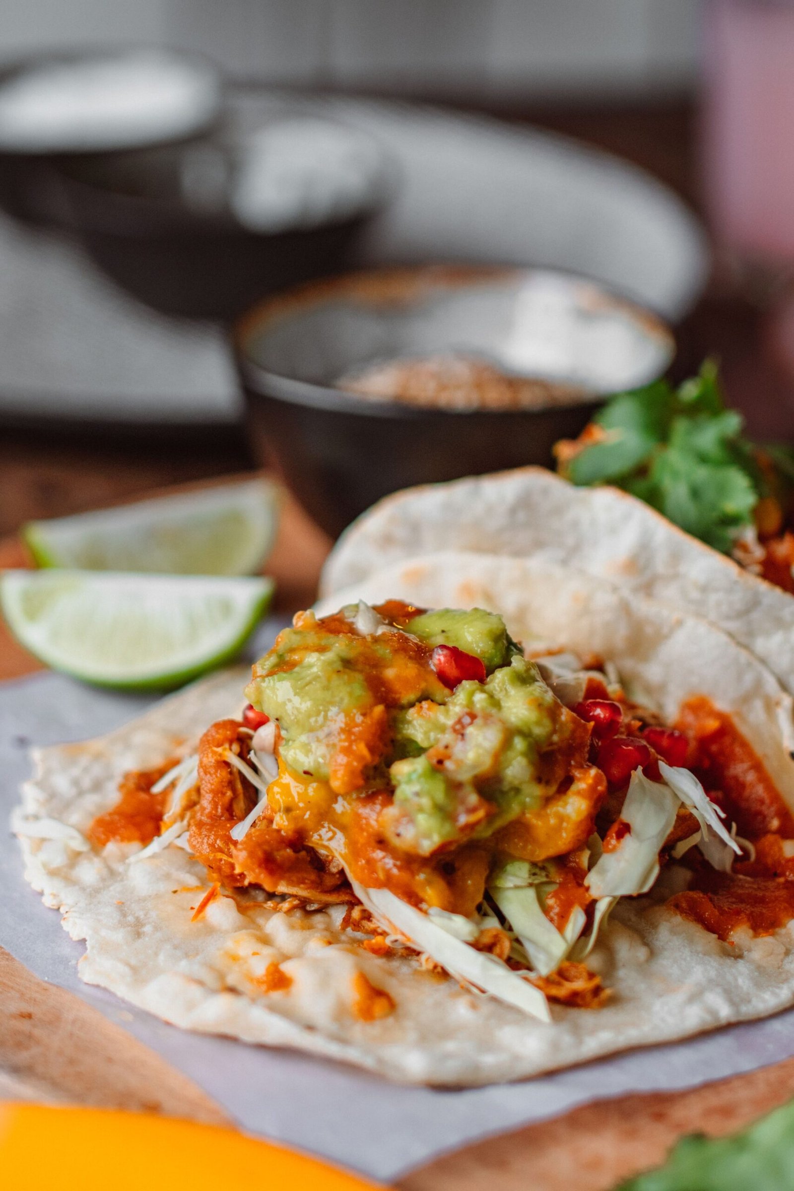 Tacos al pastor servidos en tortilla de maíz con cebolla, cilantro y limón