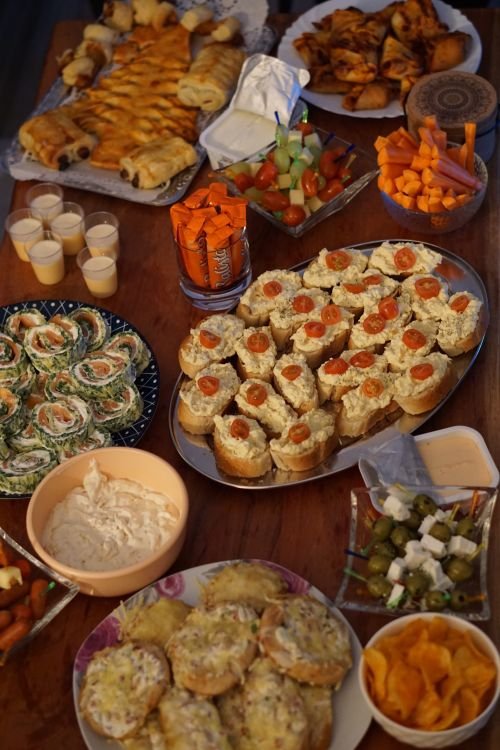 Mesa de buffet con variedad de botanas y aperitivos para evento