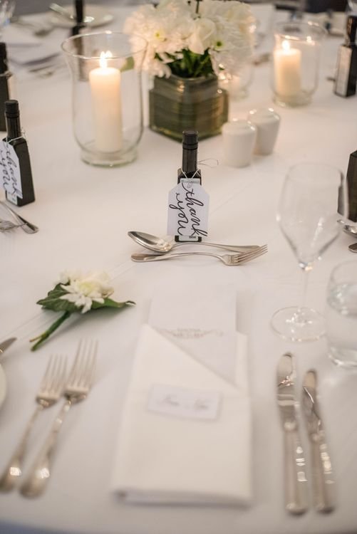 Mesa de banquete con flores blancas y velas para una recepción de boda