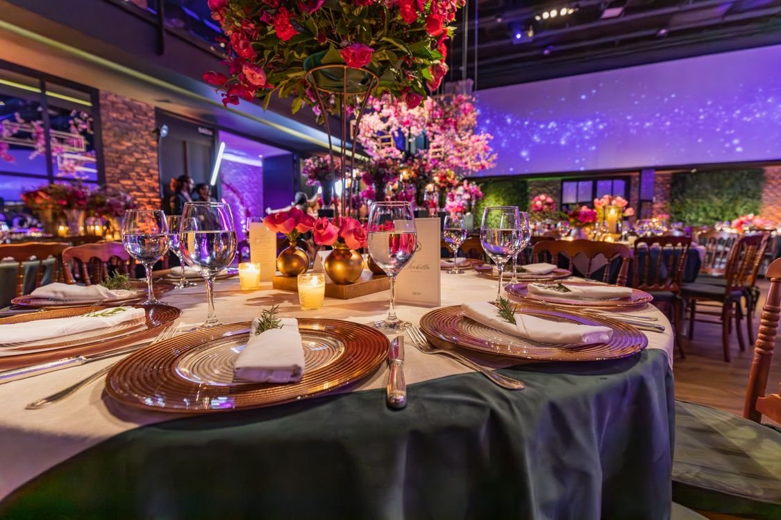 Mesa elegante decorada para banquete con flores y velas en un evento formal